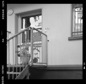 GELSENKIRCHEN-ÜCKENDORF (Nordrhein-Westfalen) Babyfenster am Kinderhaus